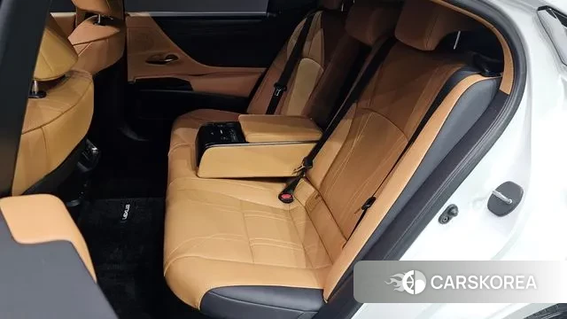 Lexus ES300h 7th generation 2023 Белый из Кореи, фото 3