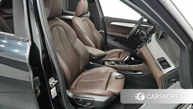 BMW X1 (F48) 2021 Черный из Кореи, фото 3