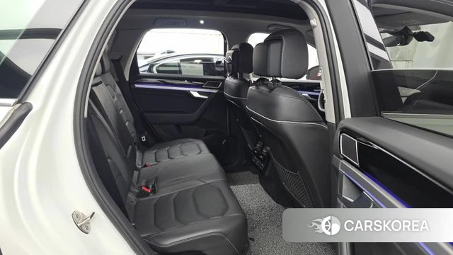 Volkswagen Touareg 3rd generation 2021 Белый из Кореи, фото 3