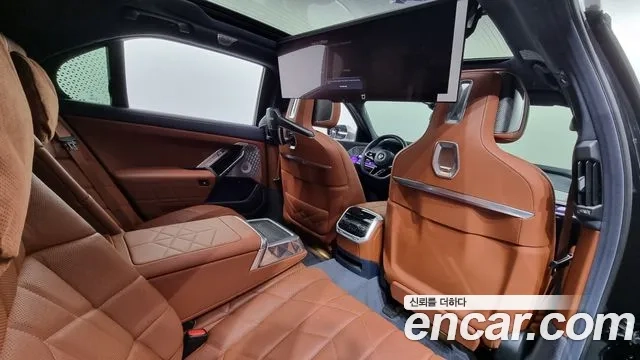 BMW 7 Series (G70) 2023 Черный двухцветный из Кореи, фото 3