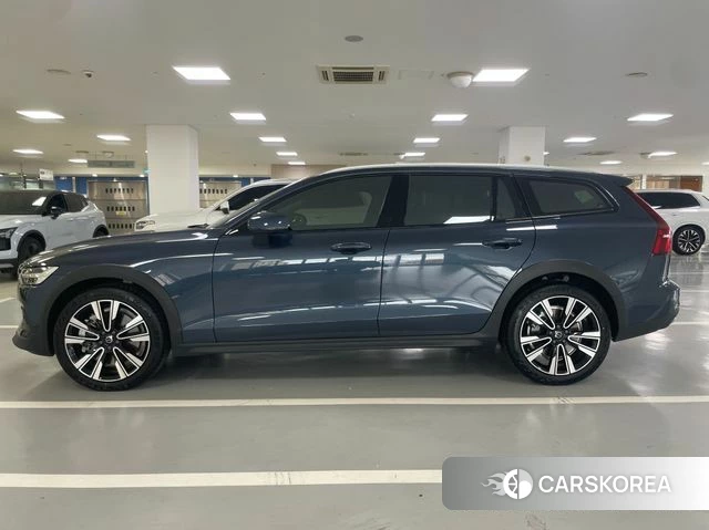 Volvo V60 Cross-Country 2nd Generation 2024 Синий из Кореи, фото 3
