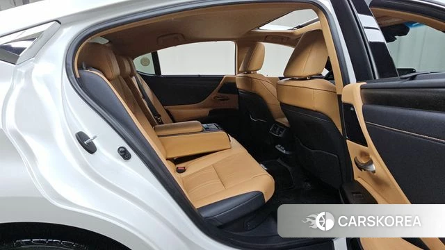Lexus ES300h 7th generation 2022 Белый из Кореи, фото 3