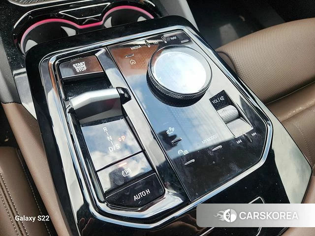 BMW 5 Series (G60) 2026 Светло-серебряный цвет из Кореи, фото 3