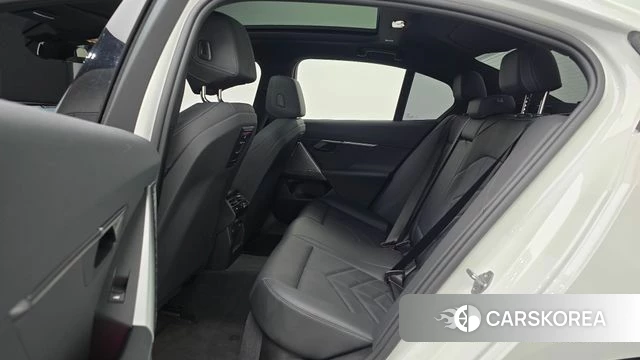 BMW 5 Series (G60) 2024 Белый из Кореи, фото 3