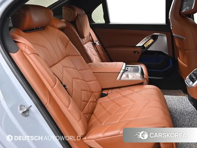 BMW 7 Series (G70) 2023 Светло-серебряный цвет из Кореи, фото 3