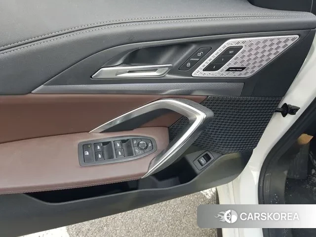 BMW iX1 (U11) 2024 Белый из Кореи, фото 3