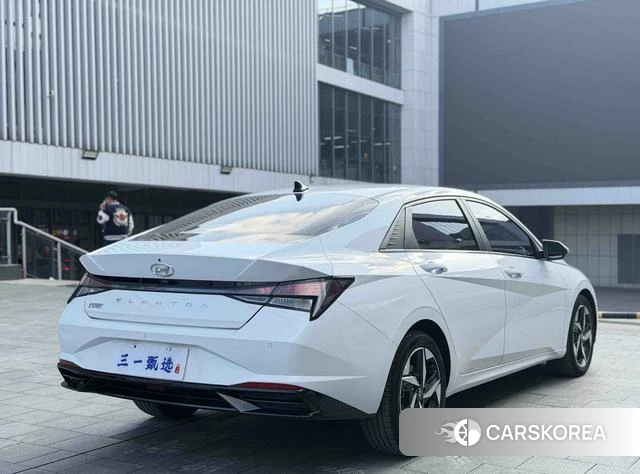 Hyundai Elantra 2023 Белый из Китая, фото 3