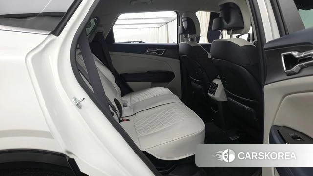 Kia Sportage 5th Generation Hybrid 2023 Белый из Кореи, фото 3