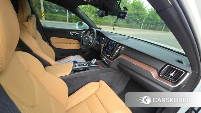 Volvo XC60 second Generation 2023 Белый из Кореи, фото 3