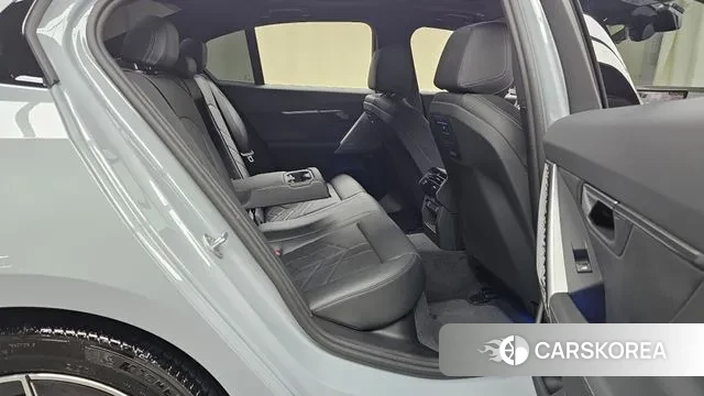 BMW 5 Series (G60) 2025 Серебристо-серый из Кореи, фото 3