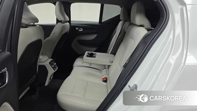 Volvo XC40 2023 Белый из Кореи, фото 3