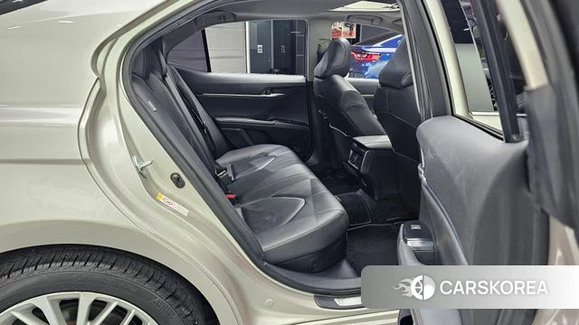 Toyota Camry (XV70) 2018 Серебристо-серый из Кореи, фото 3