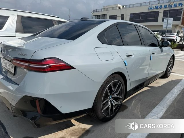 BMW 5 Series (G60) 2026 Небесно-голубой из Кореи, фото 3