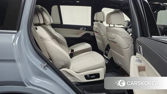 BMW X7 (G07) 2024 Светло-серебряный цвет из Кореи, фото 3