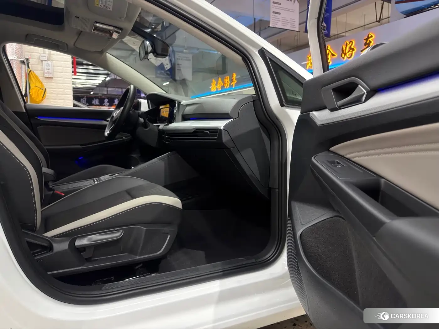 Volkswagen Golf 2022 Белый из Китая, фото 3