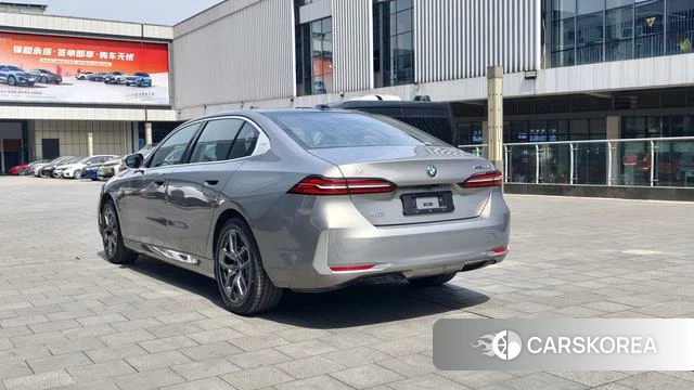 BMW i5 2025 Серебристо-серый из Китая, фото 3