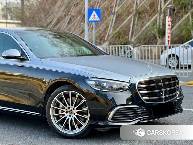 Mercedes-Benz S-class 2023 Серебристо-серый из Китая, фото 3
