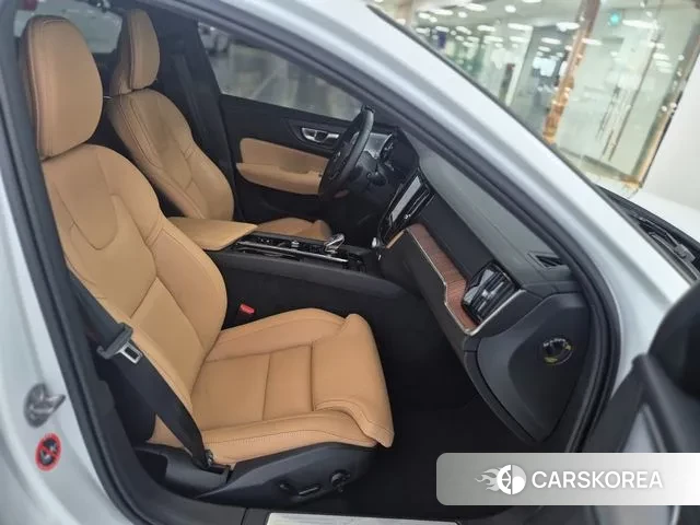 Volvo V60 Cross-Country 2nd Generation 2025 Белый из Кореи, фото 3