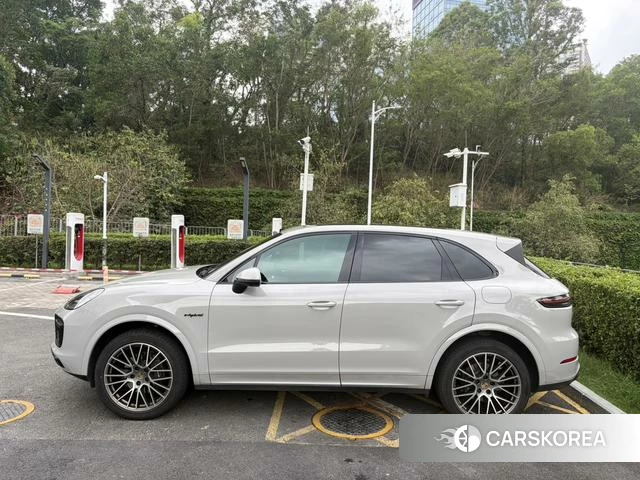 Porsche Cayenne E-Hybrid 2023 Серебристо-серый из Китая, фото 3