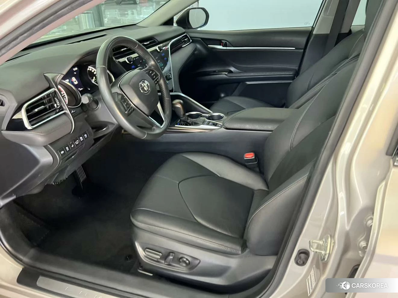 Toyota Camry 2019 Серебристо-серый из Китая, фото 3