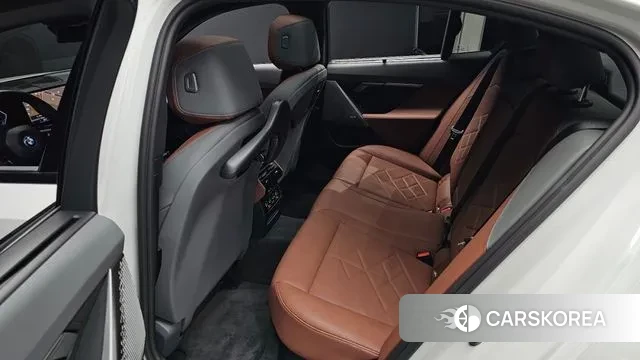 BMW 5 Series (G60) 2024 Белый из Кореи, фото 3