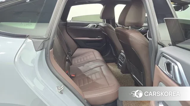 BMW 4 Series (G22) 2021 Светло-серебряный цвет из Кореи, фото 3