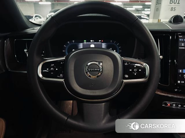 Volvo XC60 second Generation 2023 Белый из Кореи, фото 3