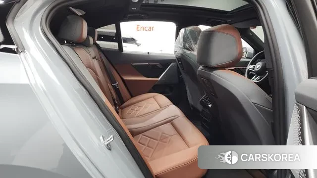 BMW 5 Series (G60) 2025 Цвет галактики из Кореи, фото 3