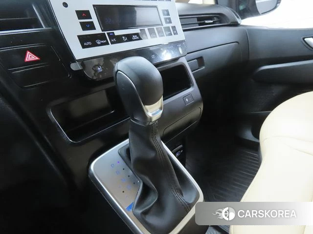 Hyundai Staria 2023 Серебряный из Кореи, фото 3
