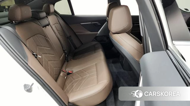 BMW 5 Series (G60) 2024 Белый из Кореи, фото 3