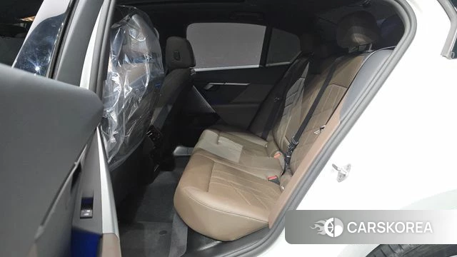 BMW 5 Series (G60) 2024 Белый из Кореи, фото 3