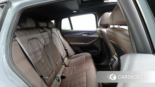 BMW X4 (G02) 2025 Светло-серебряный цвет из Кореи, фото 3