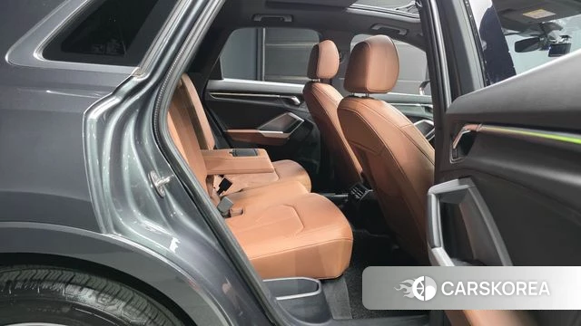 Audi Q3 (F3) 2023 Серый из Кореи, фото 3