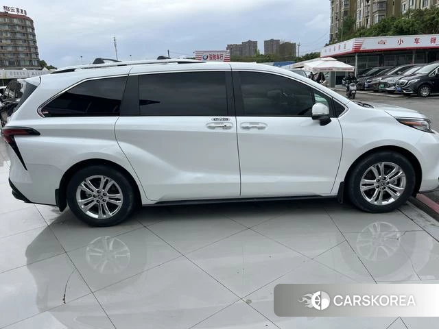 Toyota Sienna 2023 Белый из Китая, фото 3