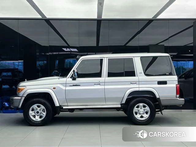 Toyota Land Cruiser 70 Series 2024 Серебристо-серый из Китая, фото 3