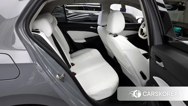 Volkswagen Golf 8th Generation 2023 Серебряный из Кореи, фото 3