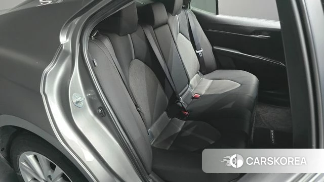 Toyota Camry (XV70) 2024 Серебристо-серый из Кореи, фото 3