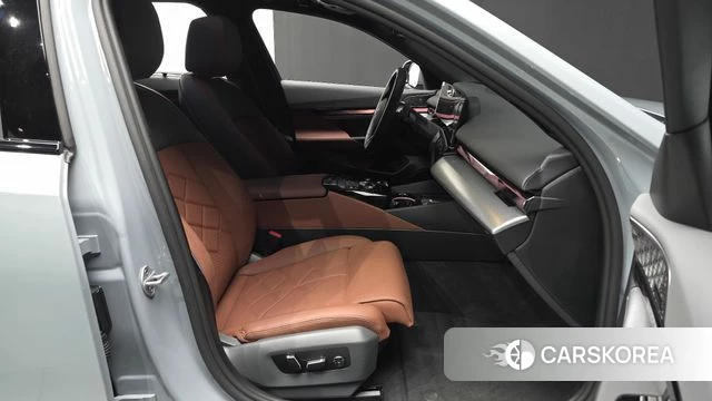 BMW 5 Series (G60) 2025 Серебристо-серый из Кореи, фото 3