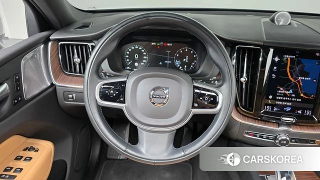Volvo XC60 second Generation 2021 Белый из Кореи, фото 3
