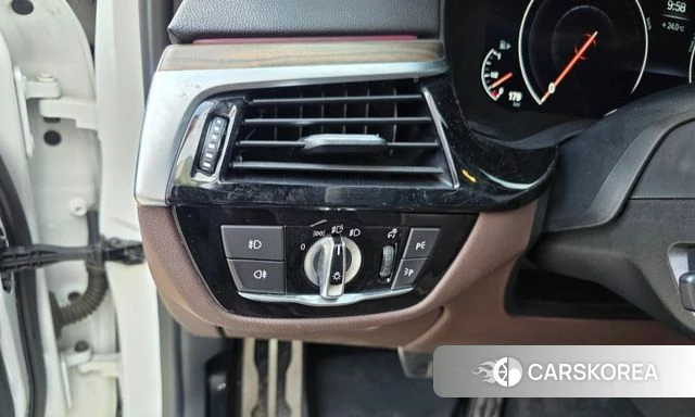 BMW 5 Series (G30) 2019 Жемчужный цвет из Кореи, фото 3