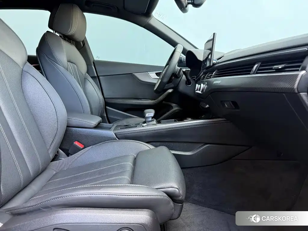 Audi A4L 2024 Silver/gray из Китая, фото 3