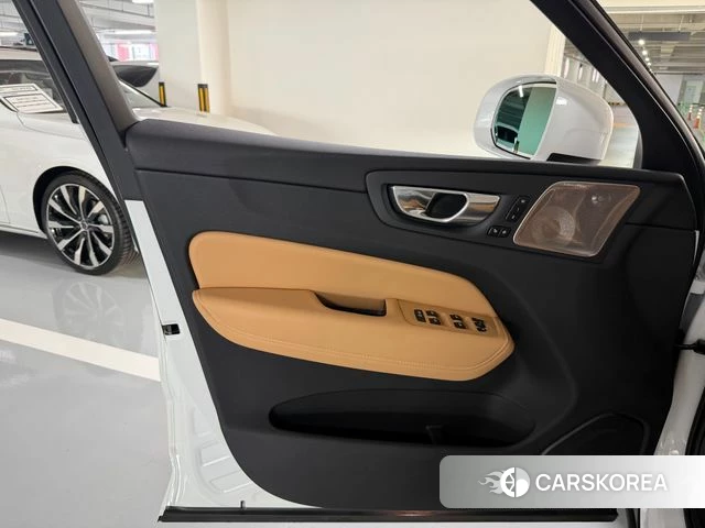 Volvo XC60 second Generation 2024 Белый из Кореи, фото 3