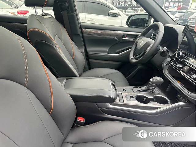 Toyota Crown Lufang 2025 Белый из Китая, фото 3