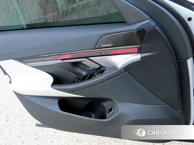 BMW 5 Series (G60) 2025 Белый из Кореи, фото 3