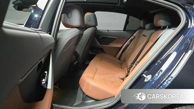 BMW 5 Series (G60) 2025 Черный из Кореи, фото 3