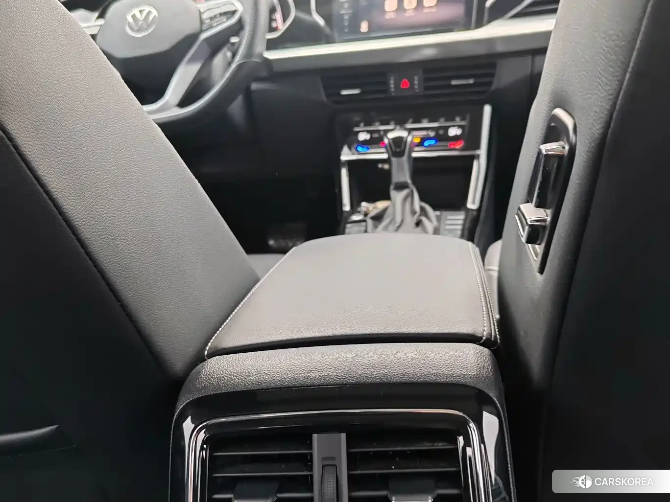 Volkswagen Touareg 2024 Черный из Китая, фото 3