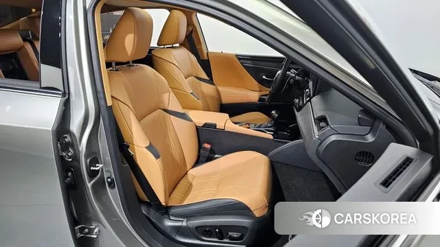 Lexus ES300h 7th generation 2025 Серый из Кореи, фото 3