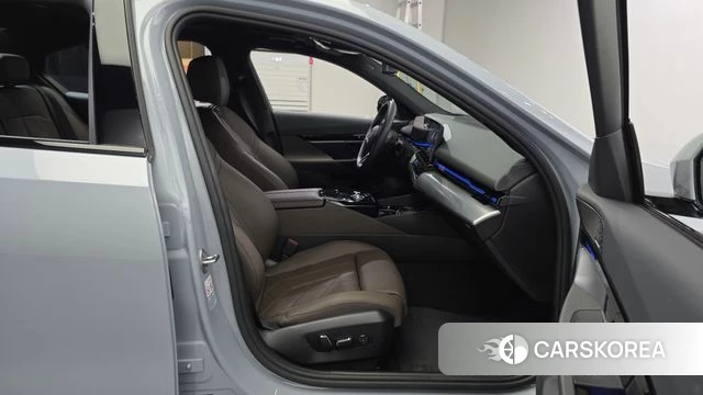 BMW 5 Series (G60) 2024 Светло-серебряный цвет из Кореи, фото 3