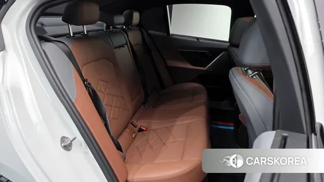 BMW 5 Series (G60) 2023 Белый из Кореи, фото 3