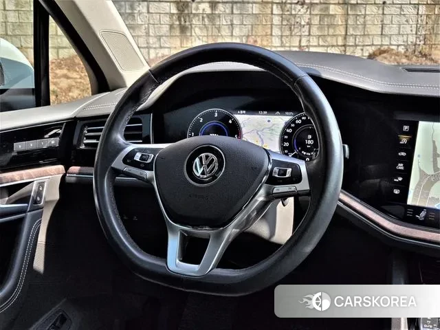 Volkswagen Touareg 3rd generation 2020 Белый из Кореи, фото 3